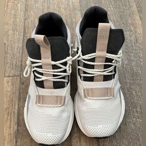 OnCloud Cloudnova Running Shoes Size 9